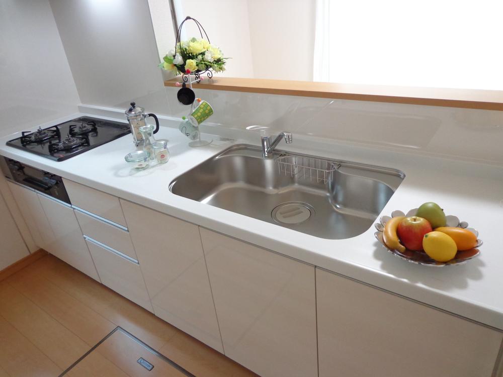 Same specifications photo (kitchen). Face-to-face kitchen system Kitchen breadth 2.55m of the same specification ☆ It would make the dishes while watching the state of the child