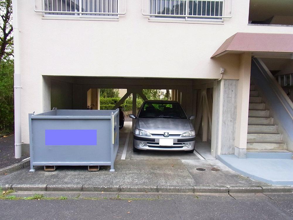 Parking lot. Private parking (1 car ・ Small car recommended)