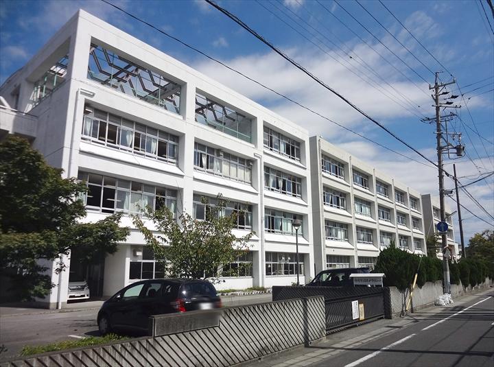 Junior high school. 880m to Shizuoka Municipal Andong junior high school