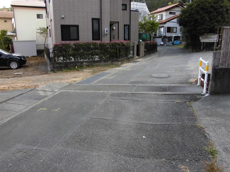 Local photos, including front road. Construction before local photo