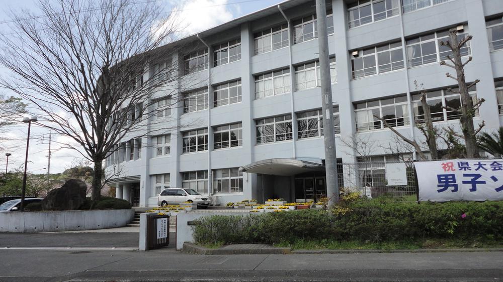 Junior high school. 2480m to Shizuoka Municipal Ryutsume junior high school