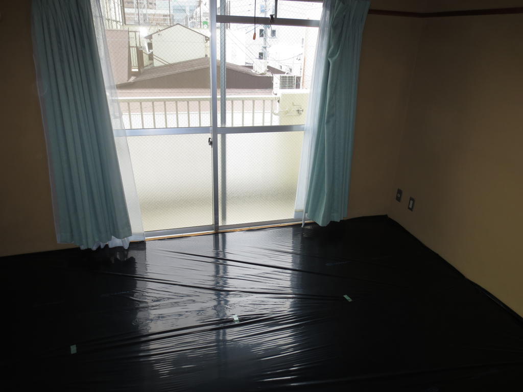 Other room space. I do treatment in black vinyl for the tatami burn prevention.