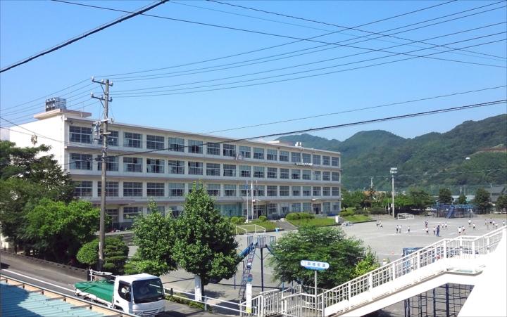 Primary school. 1200m to Shizuoka Tatsuasa machine elementary school