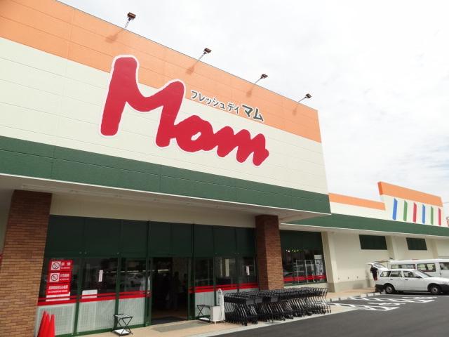 Supermarket. 912m until the Food Market Mumm Johoku shop