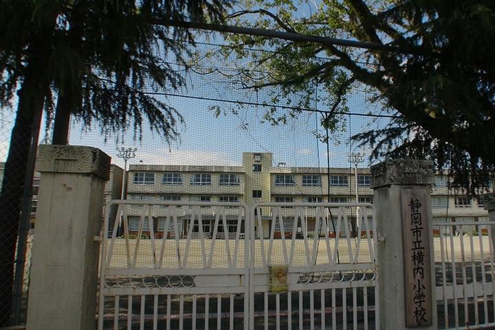 Primary school. 560m to Shizuoka City Yokouchi Elementary School