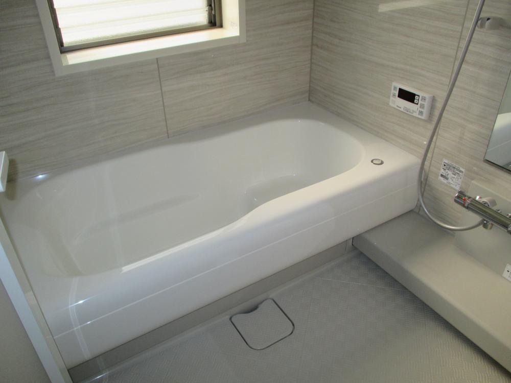 Bathroom. Bright bathroom with large windows ☆