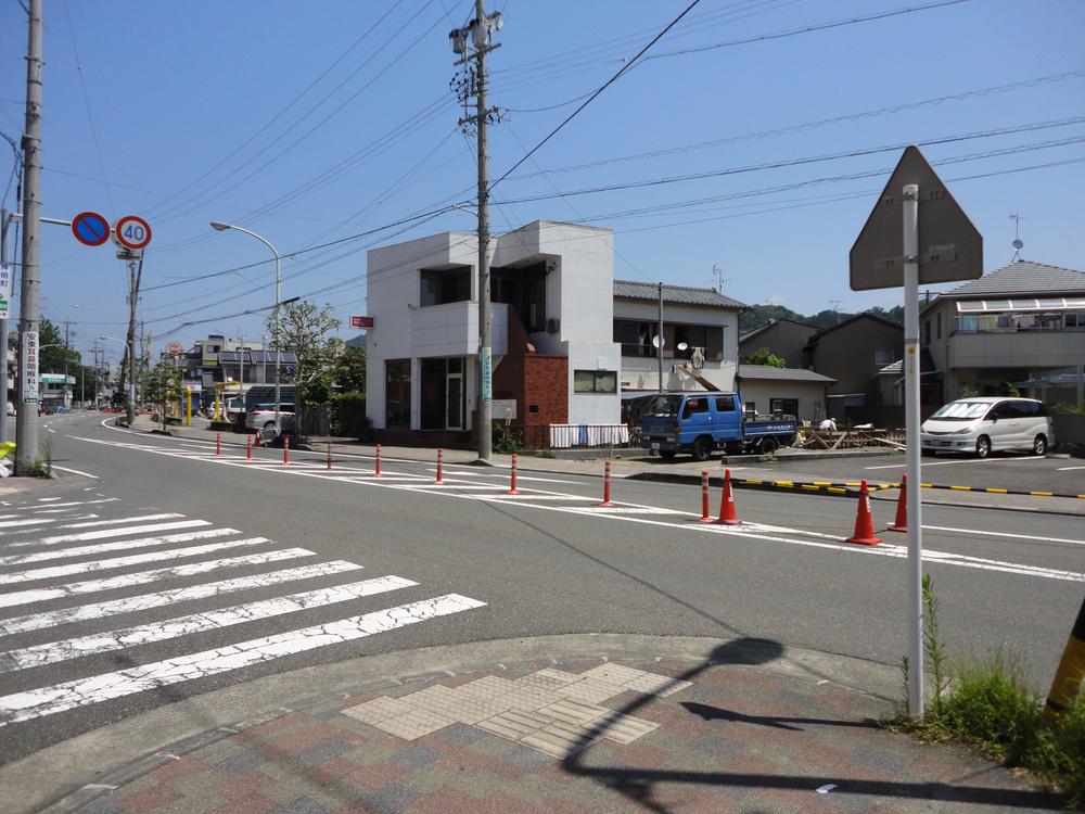 Local guide map. Front road (15m road) situation