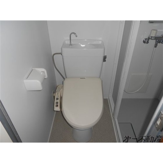 Living and room. Toilet 1