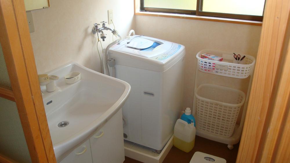 Wash basin, toilet. Indoor (11 May 2013) Shooting