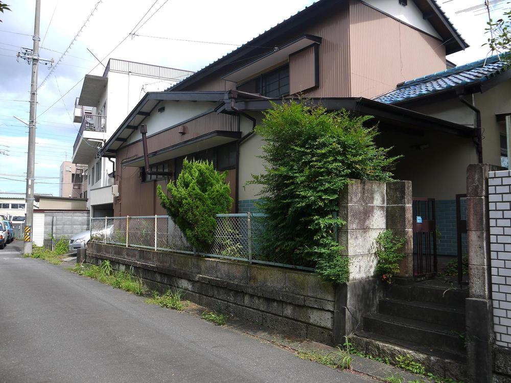 Local appearance photo. It is a photograph from the north. Back (it is left side garage. )
