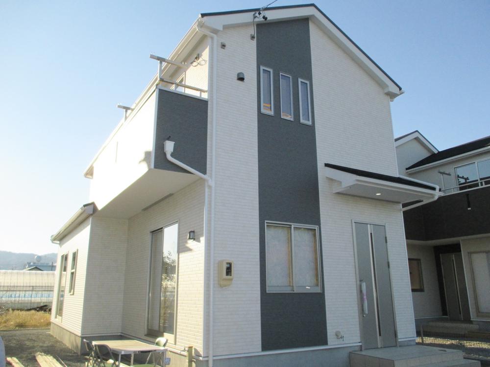 Local appearance photo. 1 Building