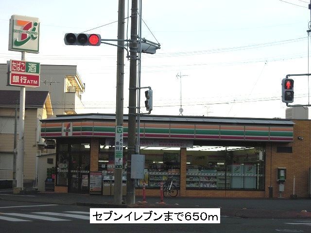 Convenience store. 650m to Seven-Eleven (convenience store)