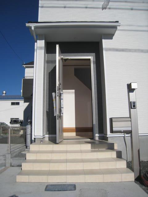 Entrance. Appearance (November 2013) Shooting