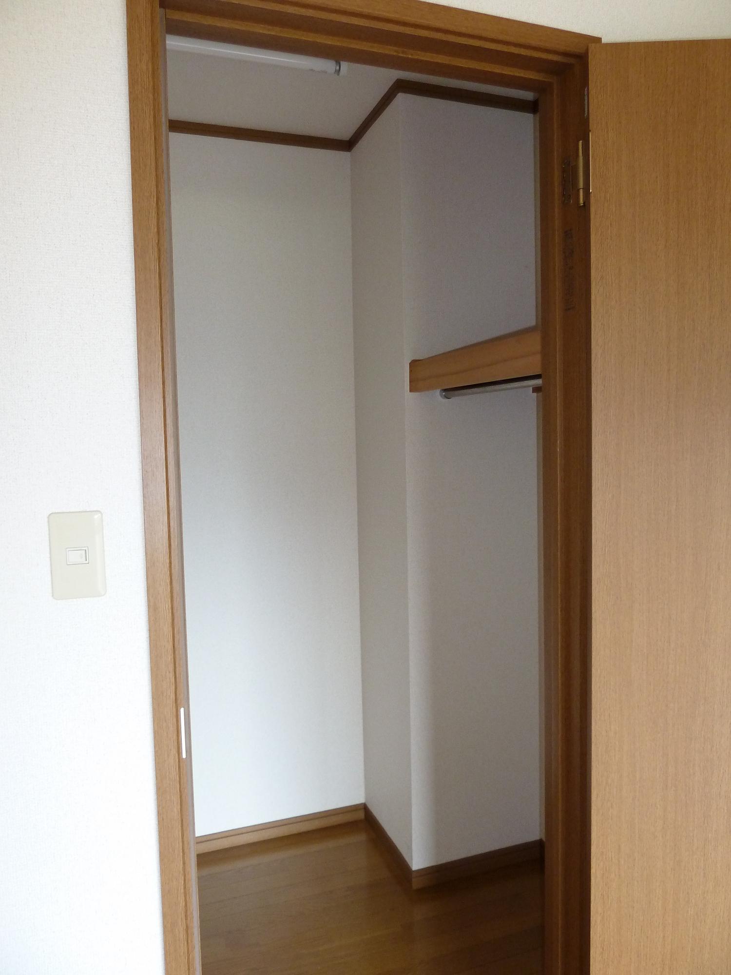 Receipt. Large walk-in closet ・ Hanger pipe with lighting louver