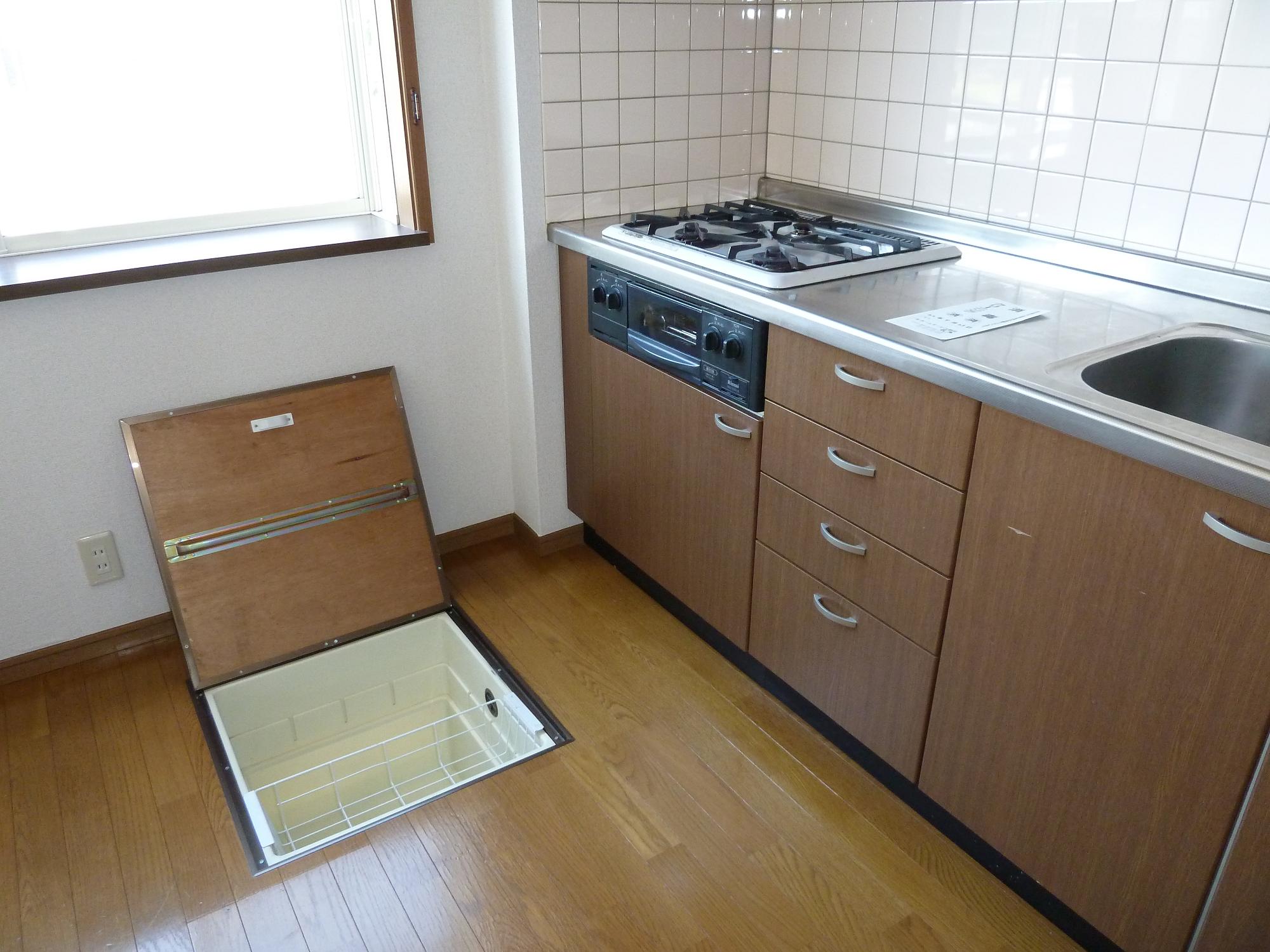 Kitchen. There is a system kitchen and under-floor storage