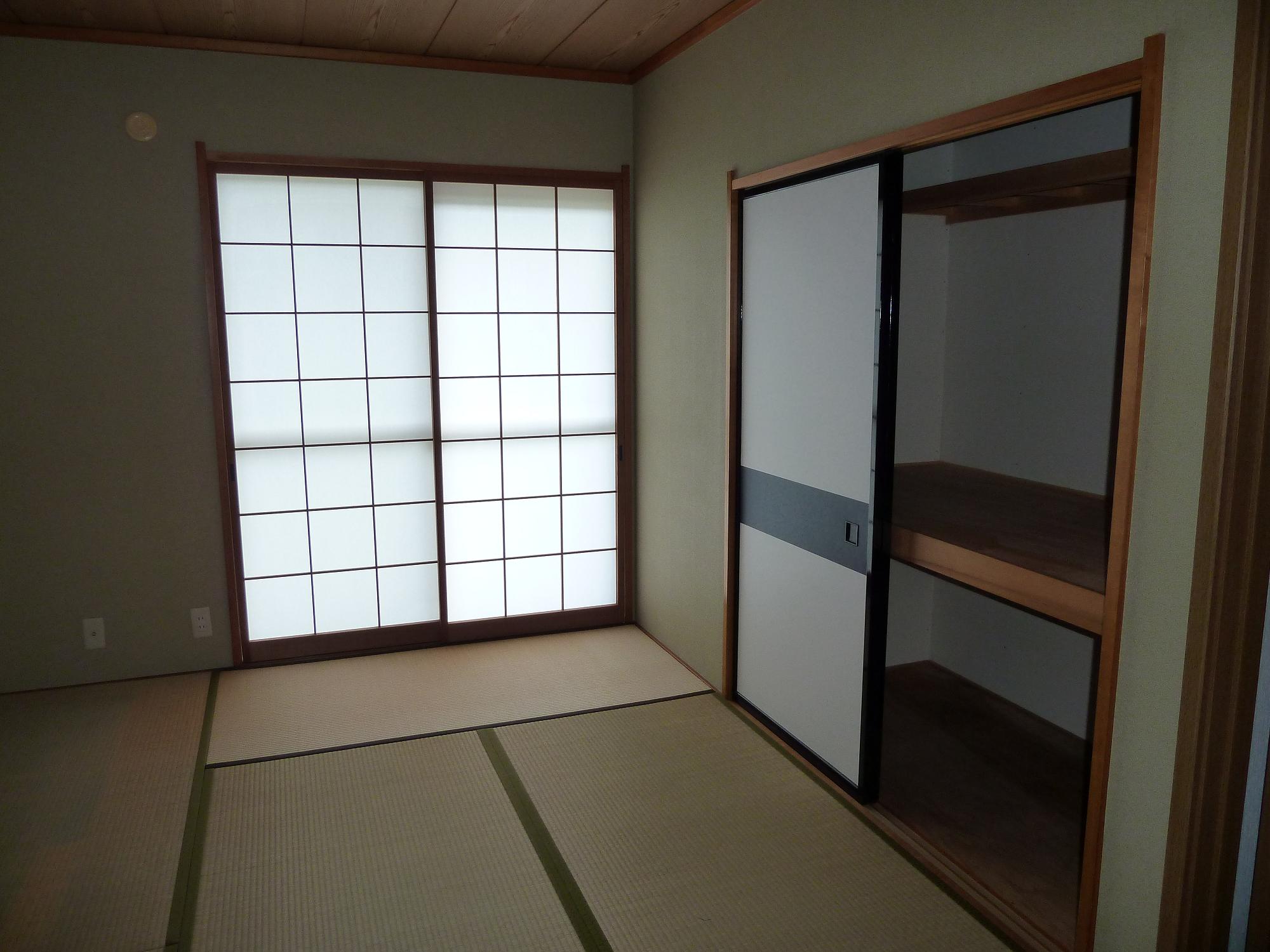 Other room space. There is a sliding door is a calm atmosphere in the Japanese-style room