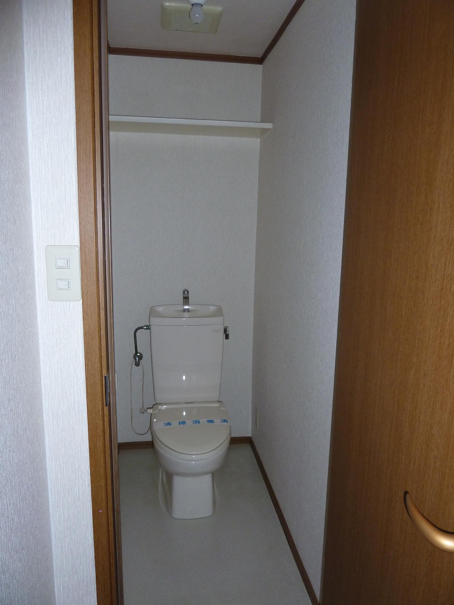 Toilet. Such as Yo備 of paper is put at the top of the shelf