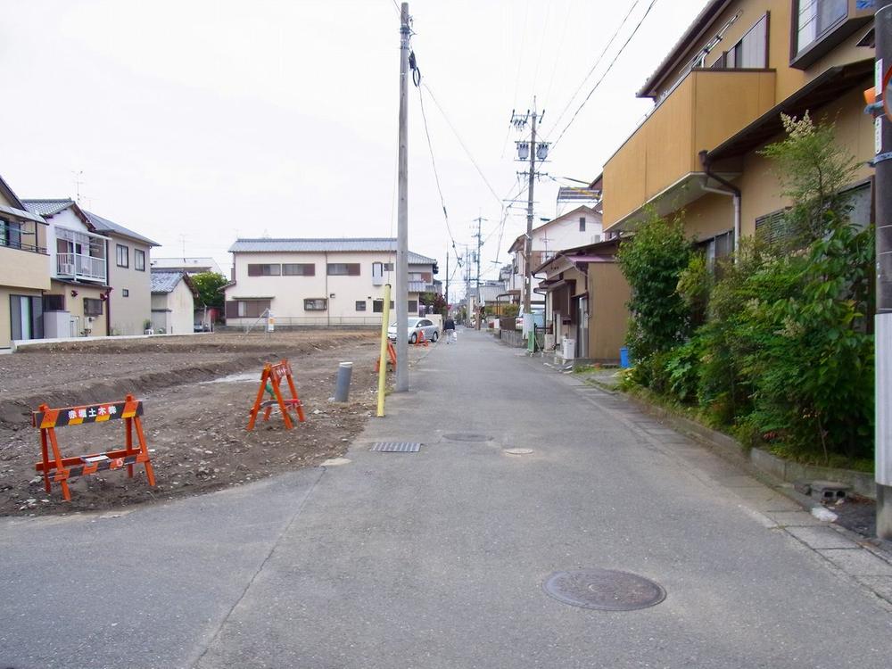 Local photos, including front road. Front road conditions from the north (paragraph (1) land side)