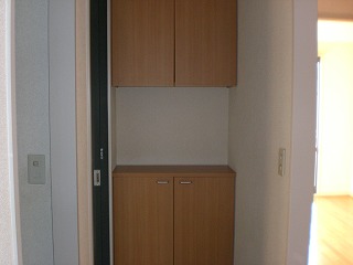 Entrance. There cupboard