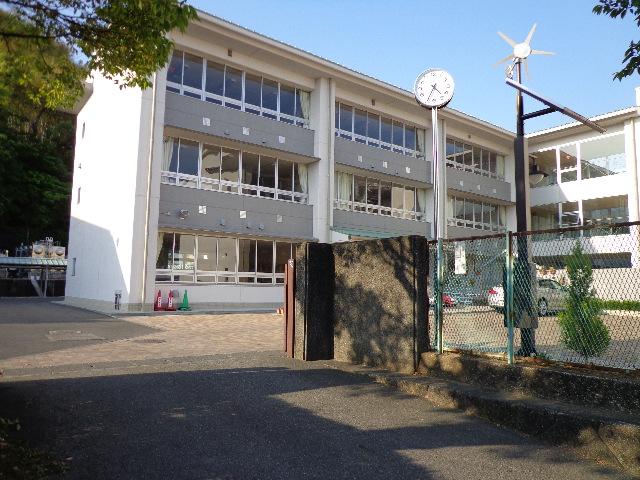 Junior high school. 450m to Shizuoka City Iida Shimizu Junior High School