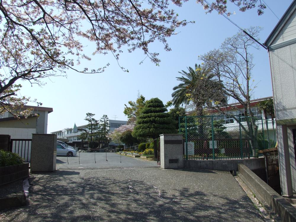 Junior high school. 1084m to Shizuoka Municipal Shimizu eighth Junior High School