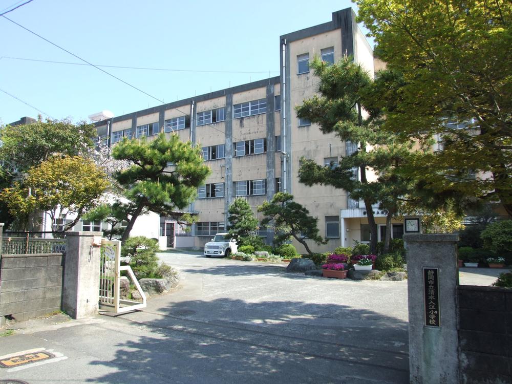 Primary school. 1720m to Shizuoka City Shimizu cove Elementary School