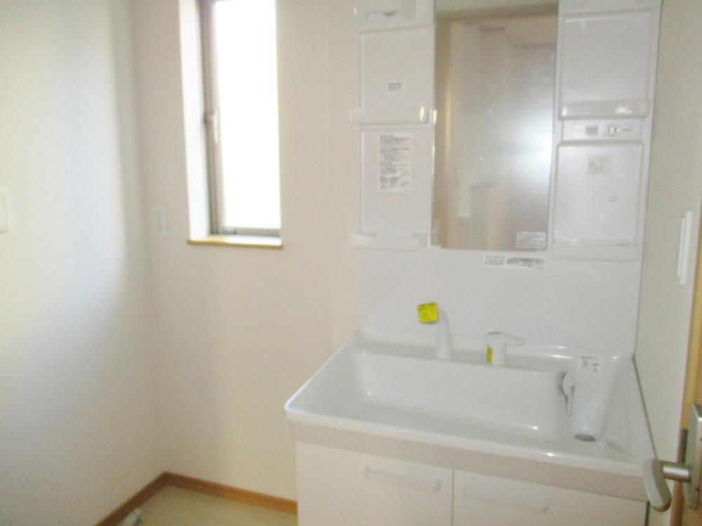 Wash basin, toilet. Wide wash basin ☆