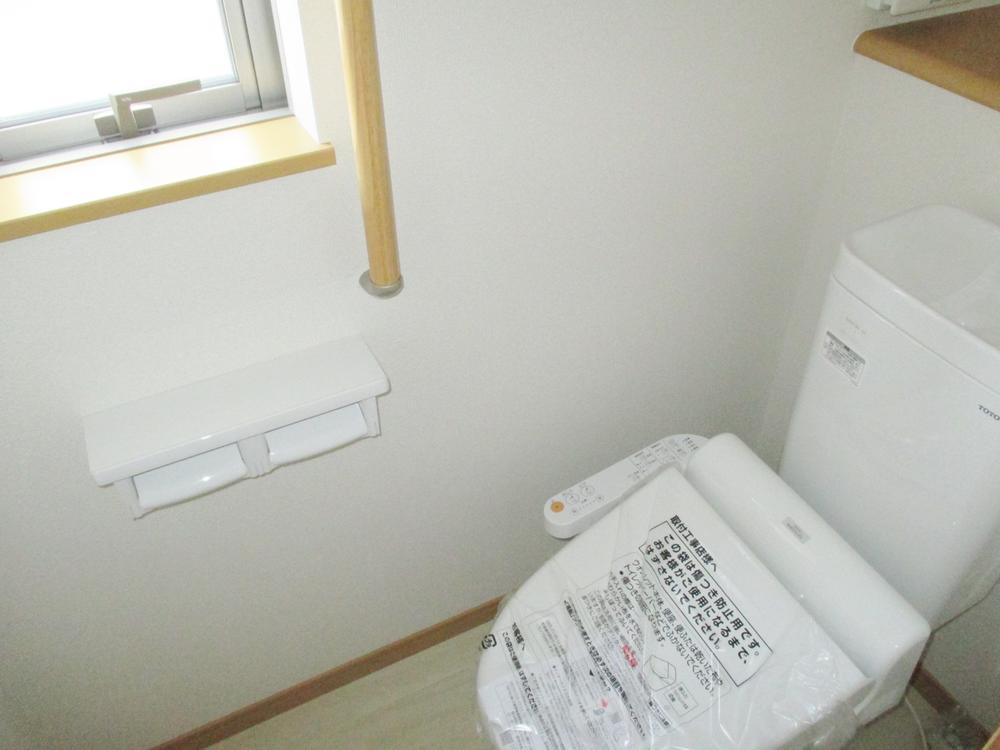 Toilet. Toilet with a handrail ☆ You can also toilet installed in the 2F ☆