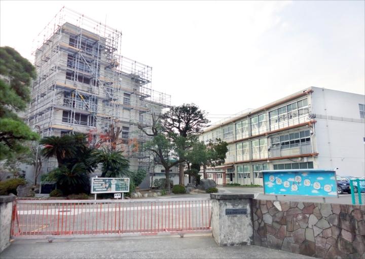 Primary school. Shizuoka Municipal Shimizu Sodeshi 400m up to elementary school