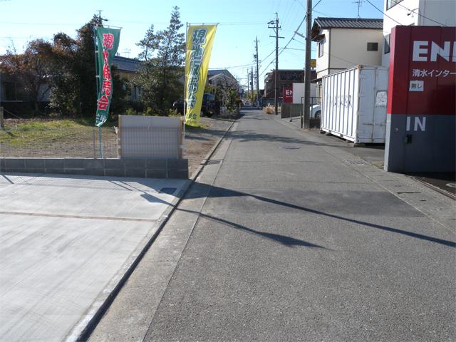 Local photos, including front road. Front road (westward)