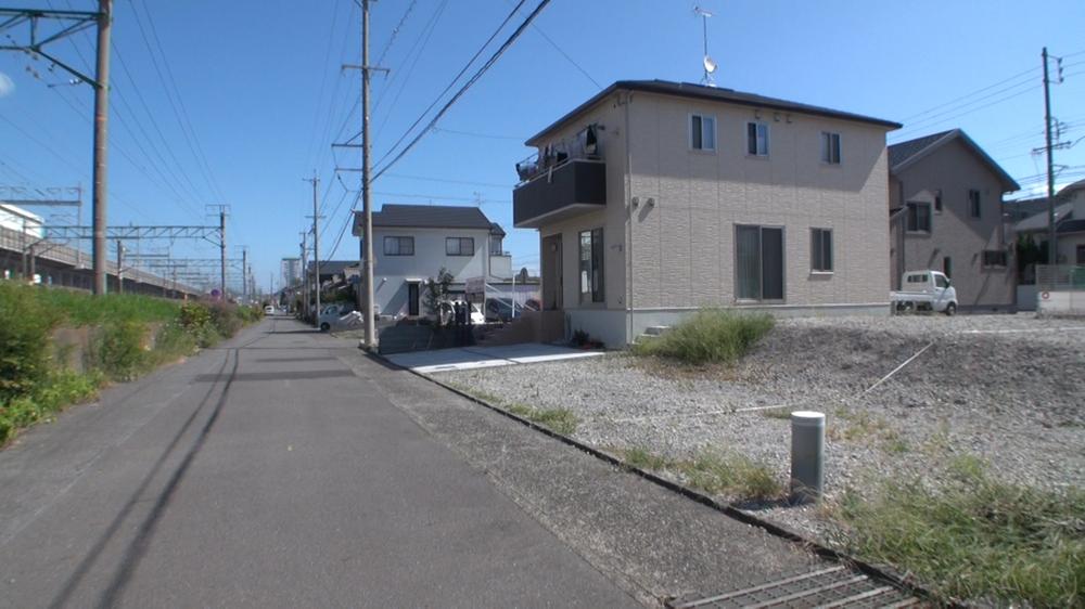 Local photos, including front road. Frontal road