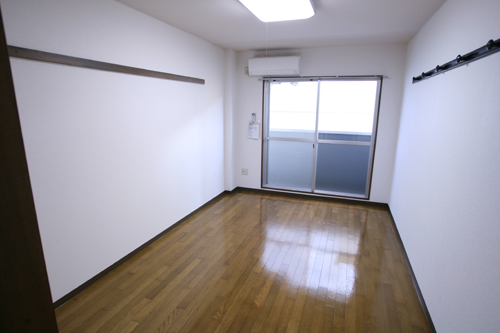 Living and room. There is storage space, With new air conditioning! !