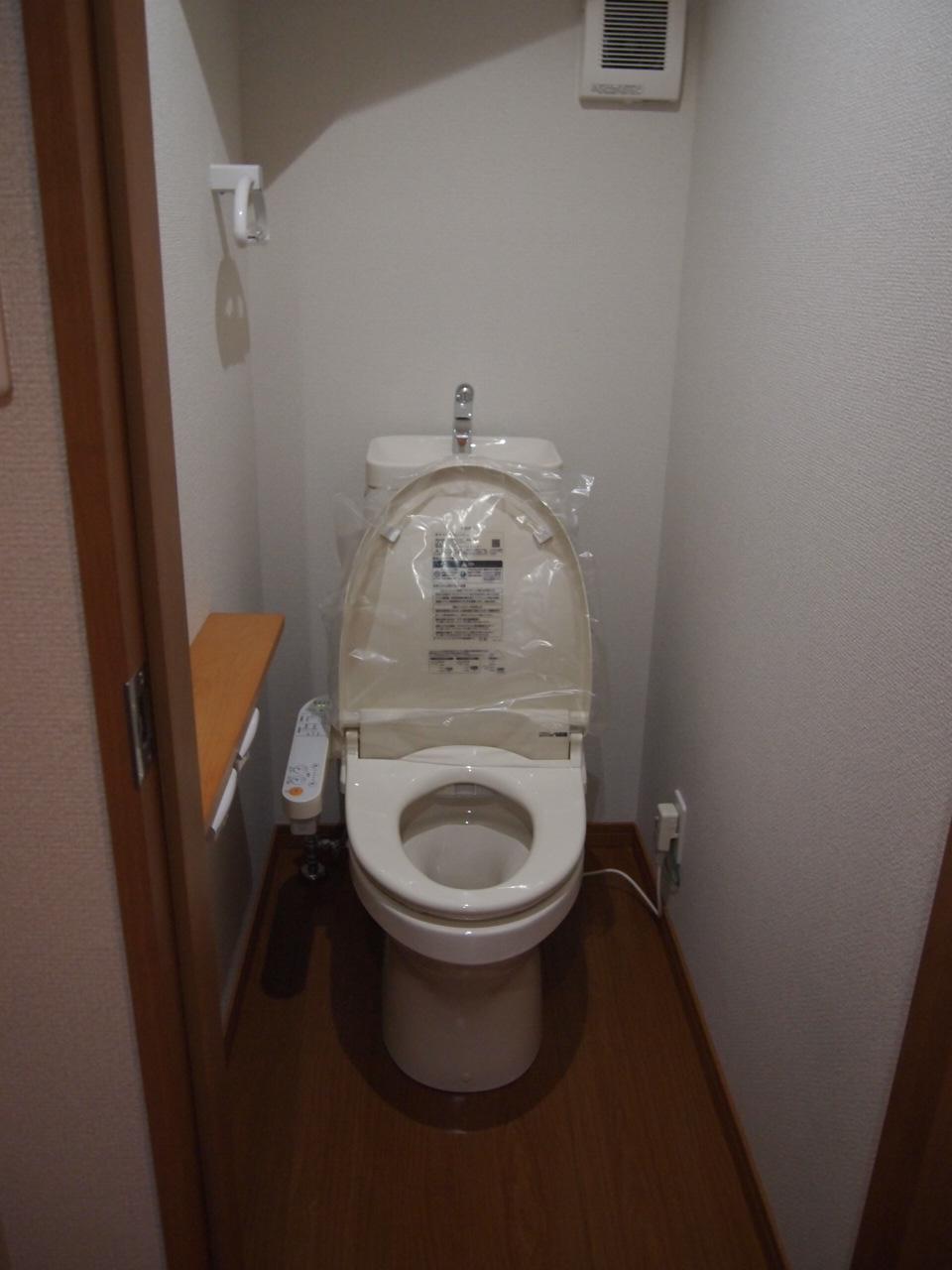 Toilet. Indoor (11 May 2013) Shooting