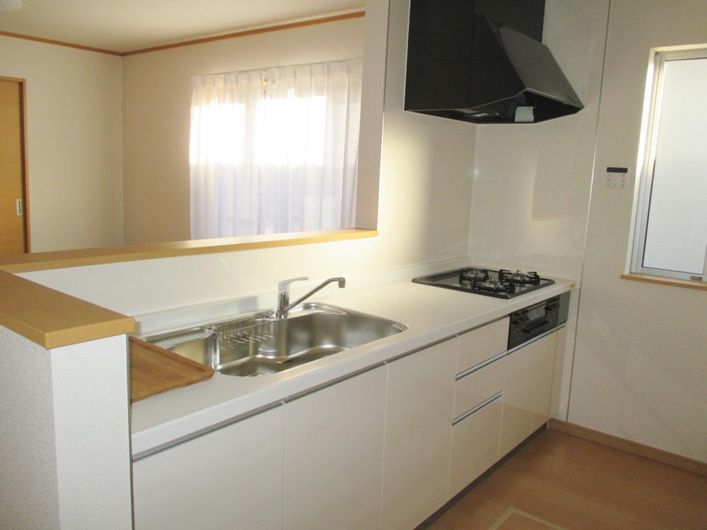 Kitchen. White color scheme is a fresh face-to-face kitchen ☆