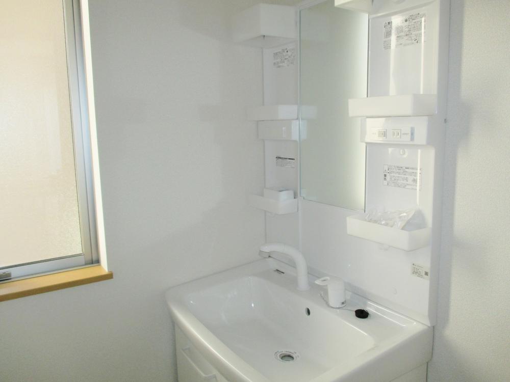 Wash basin, toilet. Washbasins light shine in ☆