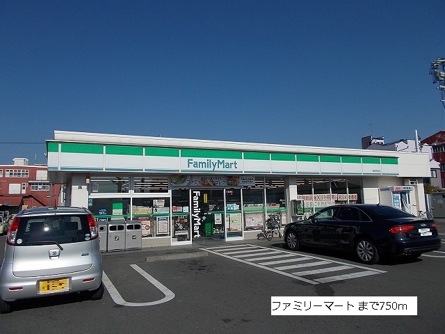 Convenience store. 750m to Family Mart (convenience store)