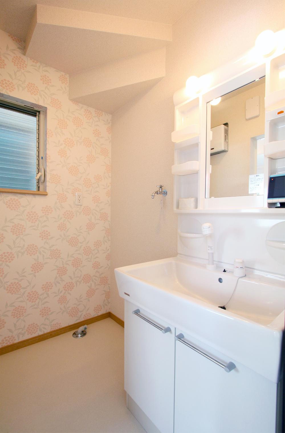 Wash basin, toilet. Wash space with accent to wallpaper