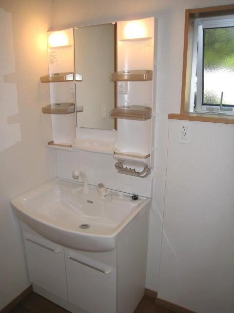 Wash basin, toilet. Indoor (10 May 2013) Shooting