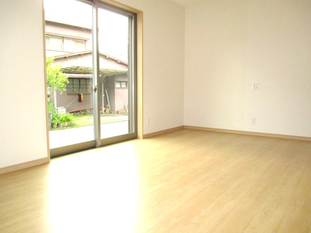 Living. Bright and spacious living room ☆ 