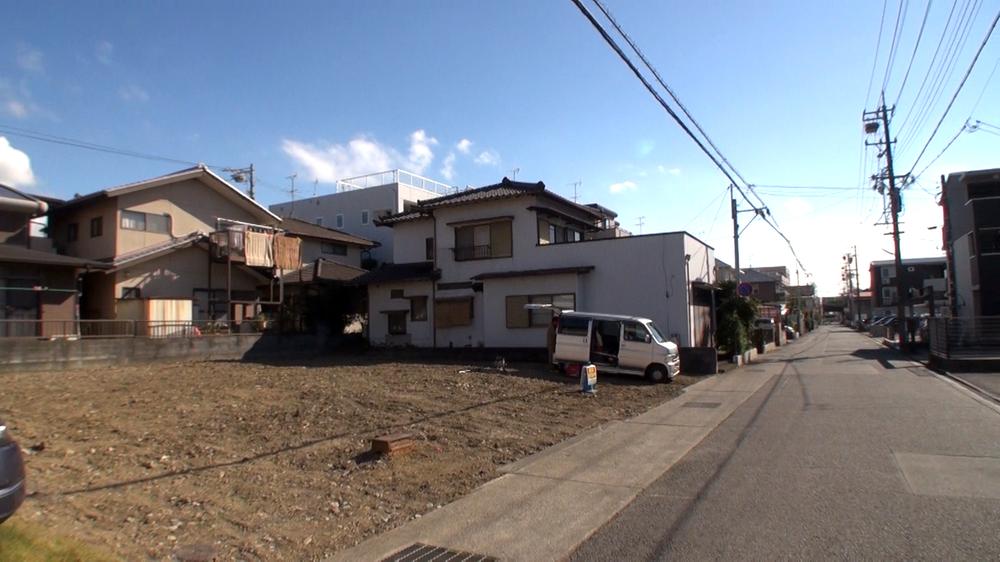 Local photos, including front road. Construction before the front road and local photo