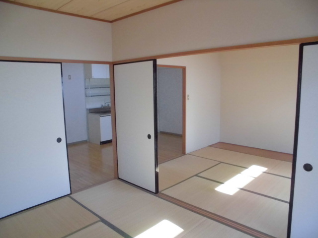 Other room space. Japanese-style room two between, Spacious 12 Pledge