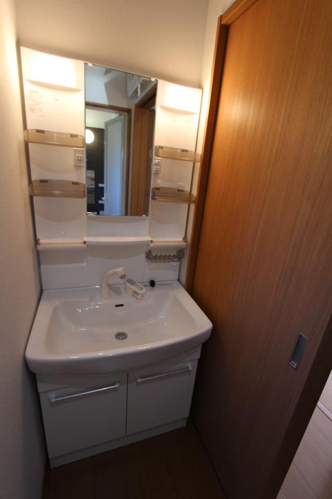 Wash basin, toilet. Indoor (11 May 2013) Shooting