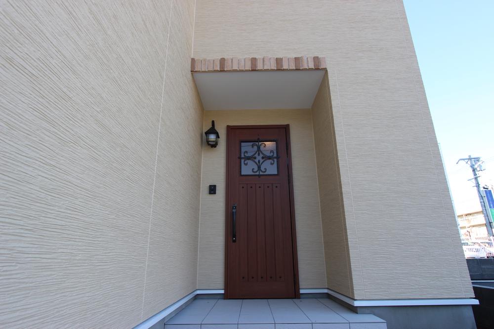 Entrance. Local (12 May 2013) shooting Southern European-style simple entrance design the image of a