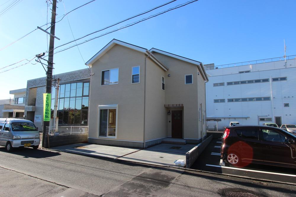 Local photos, including front road. Local (12 May 2013) Shooting Width 6M road, Located along the Takamatsu park. 