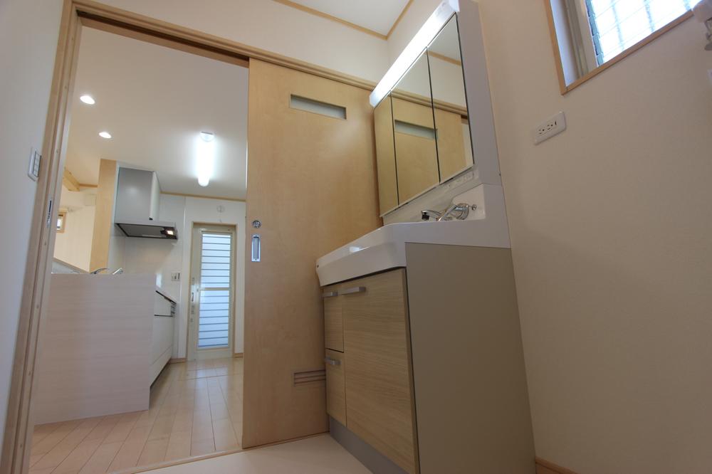 Wash basin, toilet. Indoor (12 May 2013) Shooting Utility right next to the kitchen Washbasin Cleanup, Three-sided mirror housing, This burden is not scolded design on the waist. 