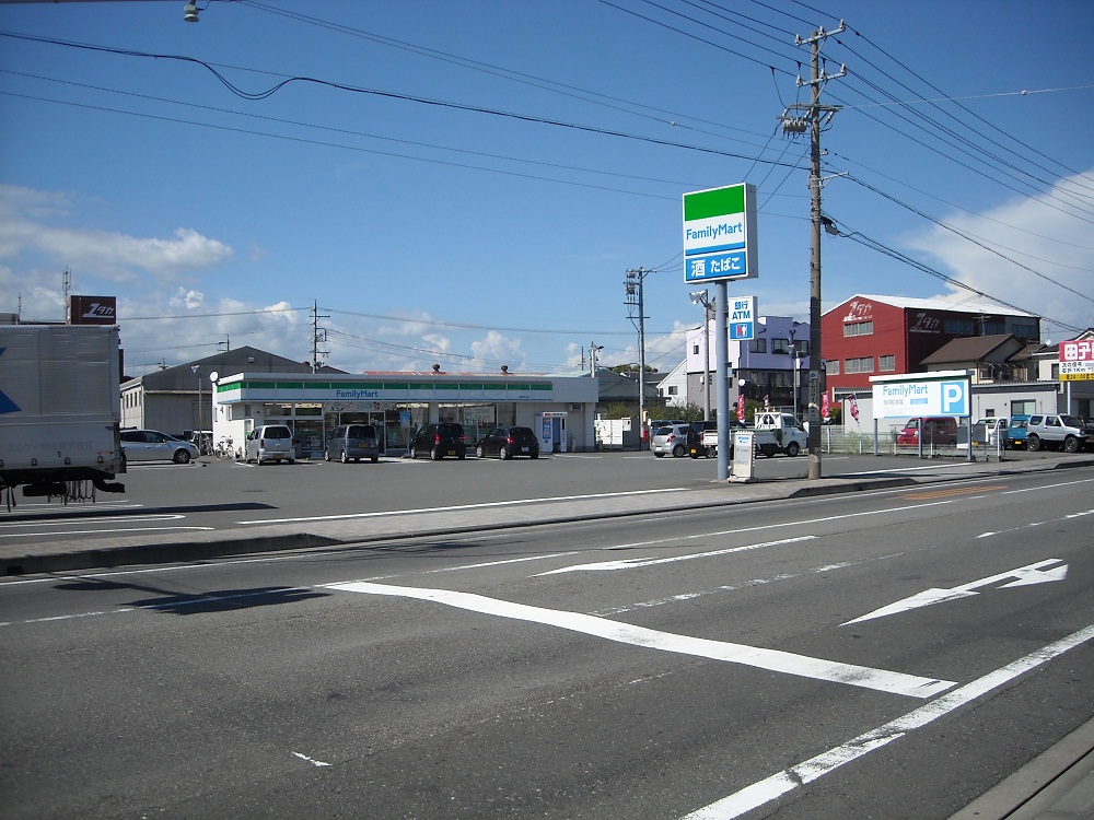 Convenience store. FamilyMart Shizuoka Mochimune store up (convenience store) 415m