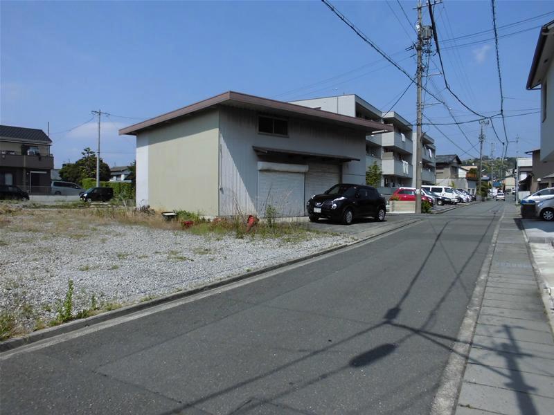 Local photos, including front road. Construction before the front road and local photo
