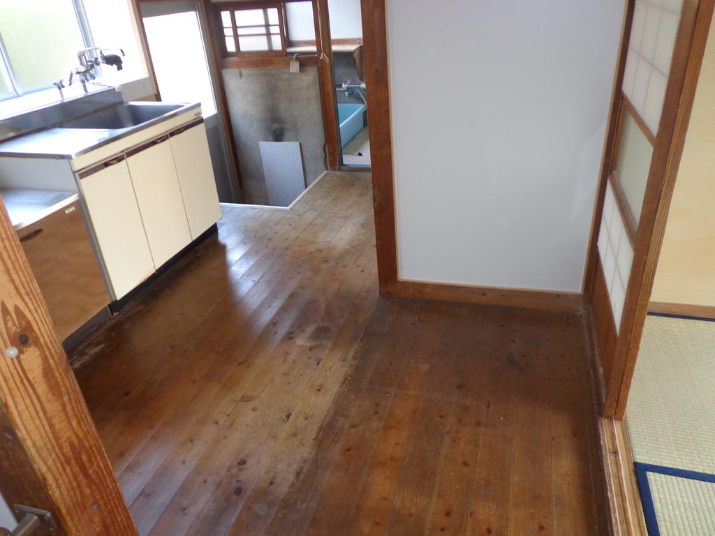 Kitchen. Nostalgic plates ・ Not a flooring