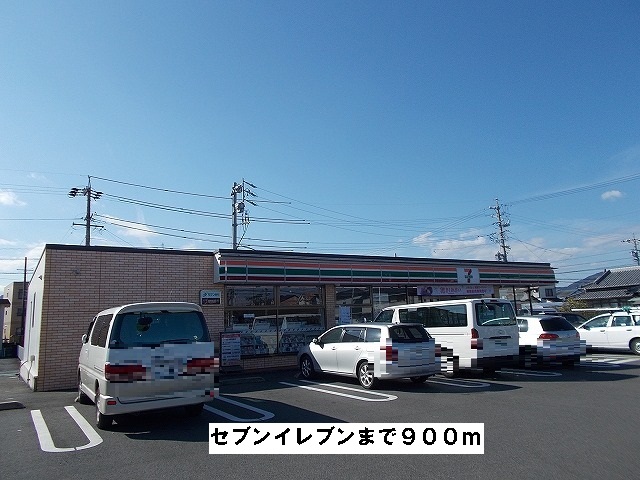 Convenience store. 900m to Seven-Eleven (convenience store)