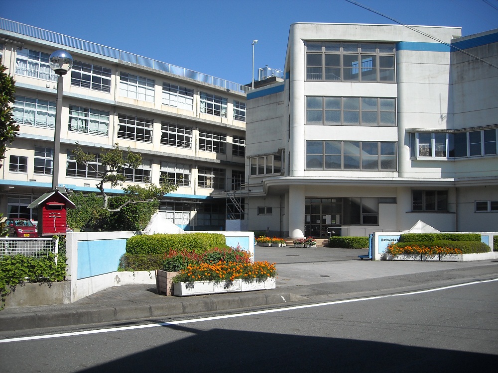 Primary school. 298m to Shizuoka Municipal Osadaminami elementary school (elementary school)